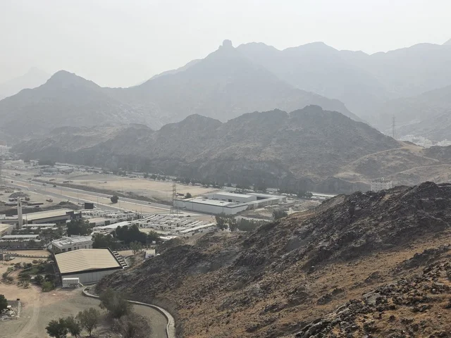 توافد الزوار من جميع أنحاء العالم لزيارة غار حراء، القمم والمرتفعات الجبلية، مكان إسلامي مقدس، جبل النور في مكة المكرمة، معالم دينية مشهورة في المملكة العربية السعودية