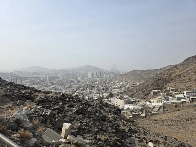 مكان إسلامي مقدس، جبل النور في مكة المكرمة، توافد الزوار من جميع أنحاء العالم لزيارة غار حراء، القمم والمرتفعات الجبلية، معالم دينية مشهورة في المملكة العربية السعودية