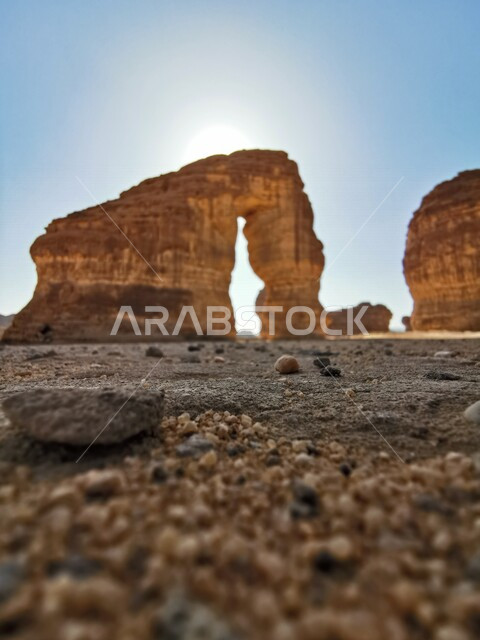 صورة إبداعية لجبل الفيل بالعلا ، جمال التكوينات الصخرية الطبيعية في مدينة العلا بالمملكة العربية السعودية ، صخرة الفيل في العلا ، بلدة العلا القديمة ، المعالم التاريخية الأثرية السياحية في السعودية ، السياحة في السعودية