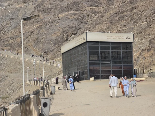 The Museum of the Holy Quran and the Revelation Exhibition is located in the cultural district of Hira near the Mountain of Light in Mecca, a cultural and historical landmark that enriches the visitors' experience.