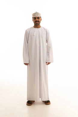 رجل عماني بالزي التقليدي والكمة على خلفية بيضاء