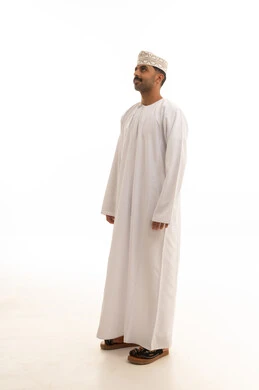 رجل عماني بالزي التقليدي بخلفية بيضاء