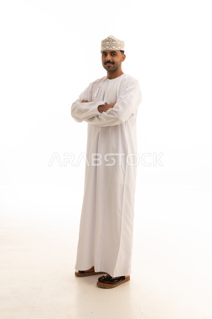 رجل عماني بالزي التقليدي على خلفية بيضاء