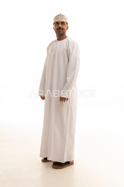 رجل عماني بالزي التقليدي الدشداشة والكمة