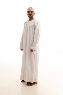 رجل عماني بالزي التقليدي الدشداشة والكمة