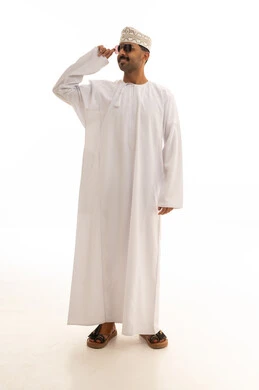 رجل عماني بالزي التقليدي على خلفية بيضاء