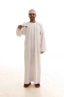 رجل عماني بالدشداشة والكمة التقليدية خلفية بيضاء