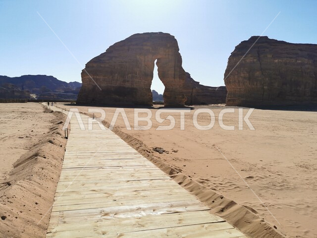 صورة إبداعية لجبل الفيل بالعلا ، جمال التكوينات الصخرية الطبيعية في مدينة العلا بالمملكة العربية السعودية ، صخرة الفيل في العلا ، بلدة العلا القديمة ، المعالم التاريخية الأثرية السياحية في السعودية ، السياحة في السعودية