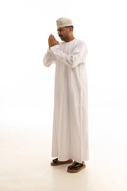 رجل عماني يرتدي الدشداشة التقليدية خلفية بيضاء