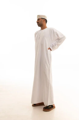 رجل عُماني بالزي التقليدي على خلفية بيضاء