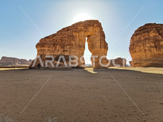 صورة إبداعية لجبل الفيل بالعلا ، جمال التكوينات الصخرية الطبيعية في مدينة العلا بالمملكة العربية السعودية ، صخرة الفيل في العلا ، بلدة العلا القديمة ، المعالم التاريخية الأثرية السياحية في السعودية ، السياحة في السعودية