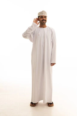 رجل عُماني بالزي التقليدي يستمع خلفية بيضاء