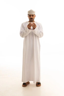 رجل عماني بالزي التقليدي يدعو على خلفية بيضاء