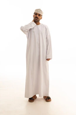 رجل عُماني يعاني من ألم الرقبة بخلفية بيضاء