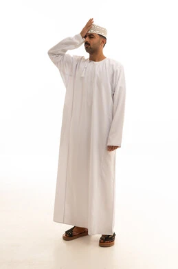 رجل عماني بالزي التقليدي يضع يده على جبهته