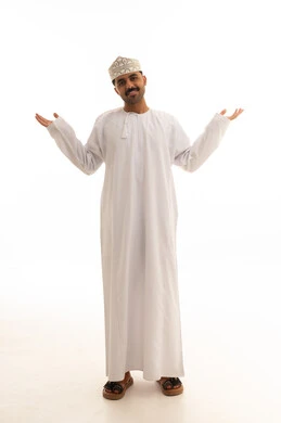 رجل عُماني بالزي التقليدي أمام خلفية بيضاء