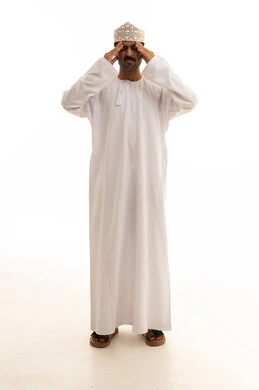 رجل عُماني بالزي التقليدي يشعر بالصداع