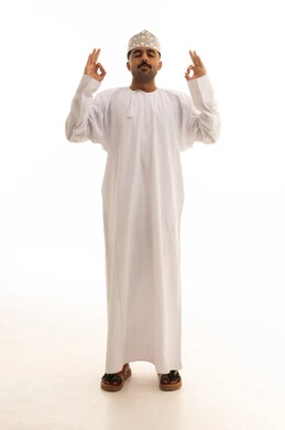 رجل عماني بالدشداشة التقليدية مع علامة التمام