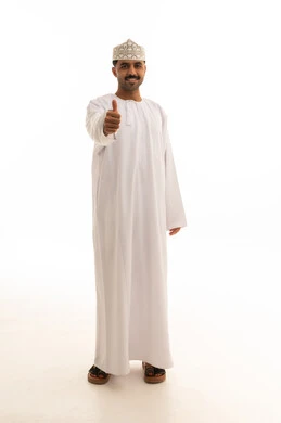 رجل عماني بالزي التقليدي يشير بالإبهام للأعلى رجل عماني بالزي التقليدي يشير بالإبهام للأعلى