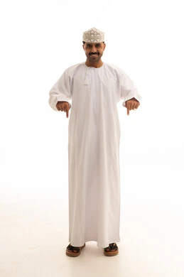 رجل عماني بالزي التقليدي يشير إلى الأسفل