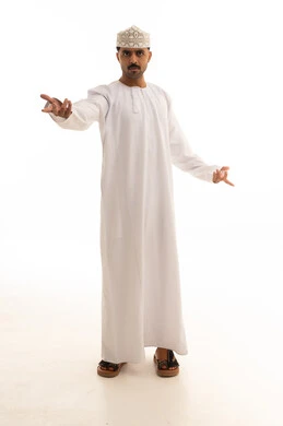 رجل عماني بالزي الوطني التقليدي على خلفية بيضاء