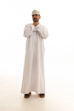 رجل عماني بالزي التقليدي يعاني من الاختناق خلفية بيضاء