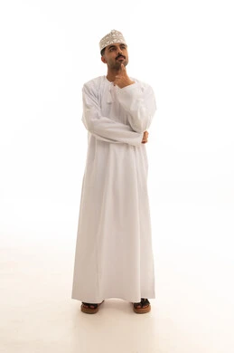رجل عماني يفكر بالدشداشة والكمة التقليدية
