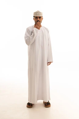 رجل عماني بالزي التقليدي يشعر بالمفاجأة خلفية بيضاء