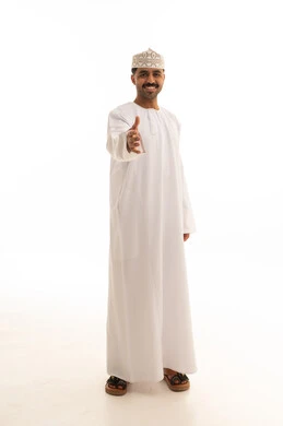 رجل عماني بالزي التقليدي يصافح بخلفية بيضاء