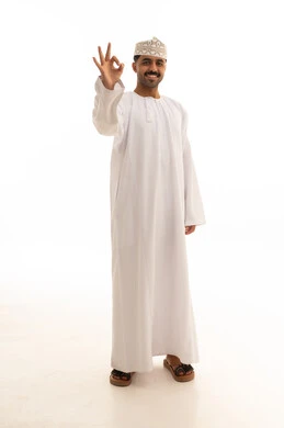 رجل عماني بالزي التقليدي يشير بعلامة الموافقة