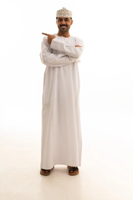 رجل عماني بالزي التقليدي يشير على خلفية بيضاء