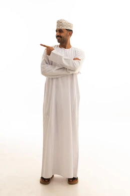 رجل عماني مبتسم يشير للجانب بخلفية بيضاء