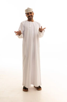 رجل عماني بالزي التقليدي الدشداشة والكمة الملونة