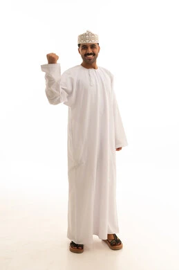 رجل عماني بالزي التقليدي يحتفل بالنجاح