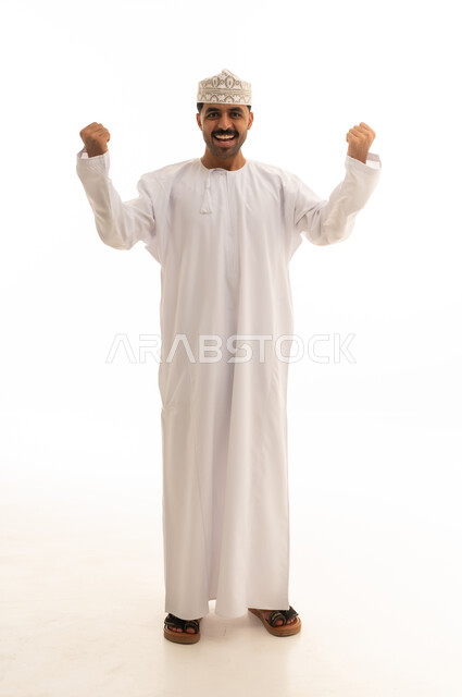 رجل عماني بالزي التقليدي يحتفل بالنجاح