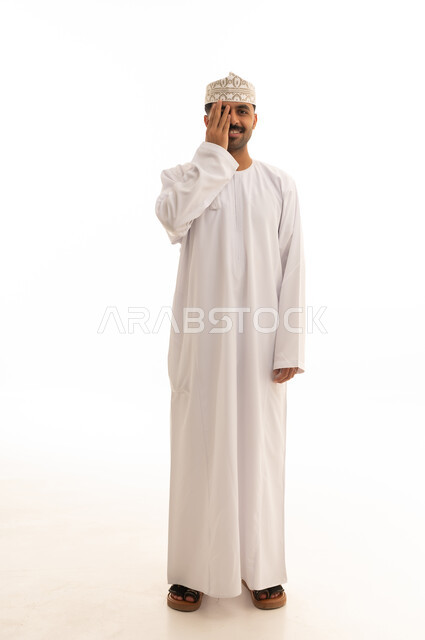رجل عماني بالزي التقليدي أمام خلفية بيضاء