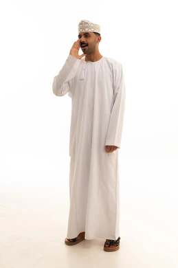 رجل عُماني بالزي التقليدي ينادي أمام خلفية بيضاء