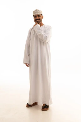 رجل عماني بالزي التقليدي أمام خلفية بيضاء
