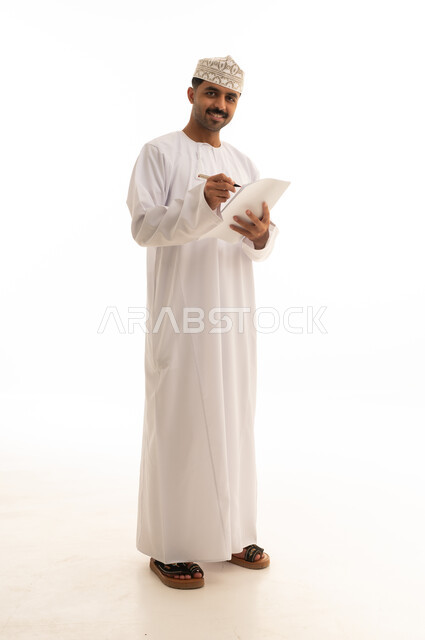 رجل عماني بالزي التقليدي يكتب على خلفية بيضاء