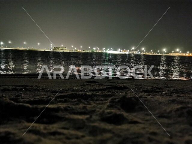 صورة جمالية لشاطئ البحر في وضع الليل ، جمال المناظر الطبيعية الخلابة ، خلفية الطبيعة ، المناظر البحرية الهادئة ، هدوء وجمال البحر ، أماكن سياحية ، شاطئ البحر