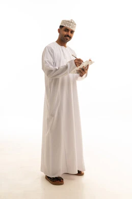 رجل عماني يكتب على لوحة ورق خلفية بيضاء