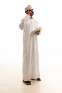 رجل عماني بالزي التقليدي يفكر مع لوحة ملاحظات