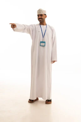 رجل عُماني بالزي التقليدي يشير بيده على خلفية بيضاء