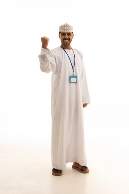 رجل عماني بالزي التقليدي يحتفل بالنجاح