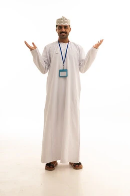 رجل عماني بالزي التقليدي أمام خلفية بيضاء