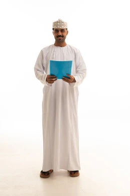 رجل عماني بالزي التقليدي يحمل ملف مستندات أزرق