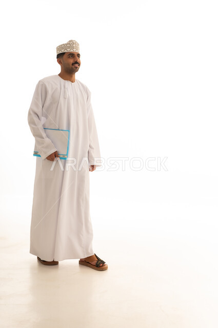 رجل عماني بالزي التقليدي يحمل حافظة ملفات