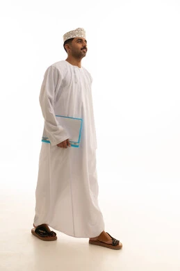 رجل عماني يمشي مع ملف على خلفية بيضاء