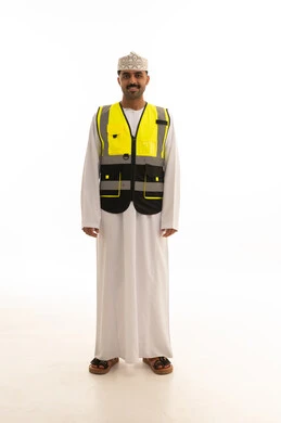 رجل عماني يرتدي سترة السلامة بخلفية بيضاء