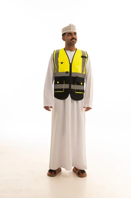 رجل عماني يرتدي سترة السلامة على خلفية بيضاء